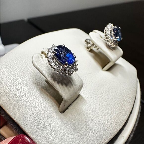 Incredible 2.95ctw sapphires and diamond stud earrings in 18k white gold! - Picture 4 of 12